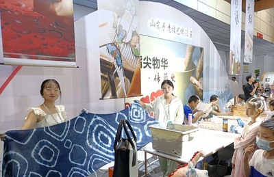展現(xiàn)璀璨文化印記 獲稱(chēng)&ldquo;淄博新的城市名片 &rdquo; 我院&ldquo;絲綢國(guó)風(fēng)文創(chuàng)產(chǎn)品&rdquo;作為淄博文化靈魂三件套亮相第四屆國(guó)際文博會(huì)